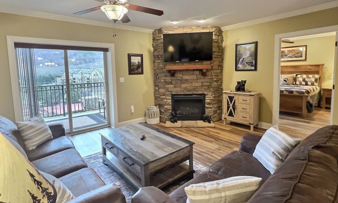 Gatlinburg Condo | NEW LISTING~Escape to the Smokies: Cozy Vacation Rental in Downtown Gatlinburg 🐻