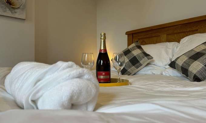 Farley Cabin | Romantic Countryside Couples Cabin with King bed