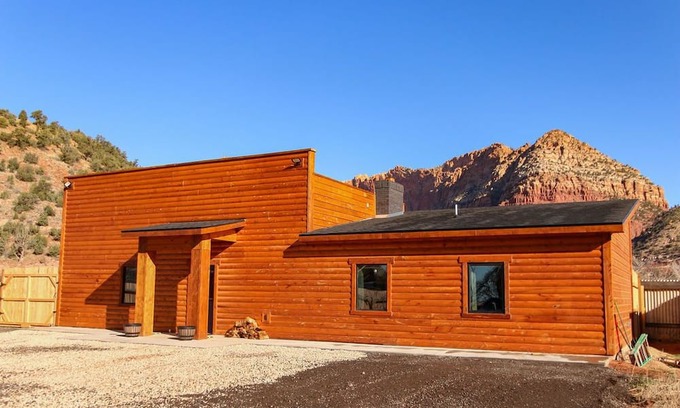 Hildale Cabin | Zion Edge Retreat, Hildale Utah is between Zion National Park & The Grand Canyon