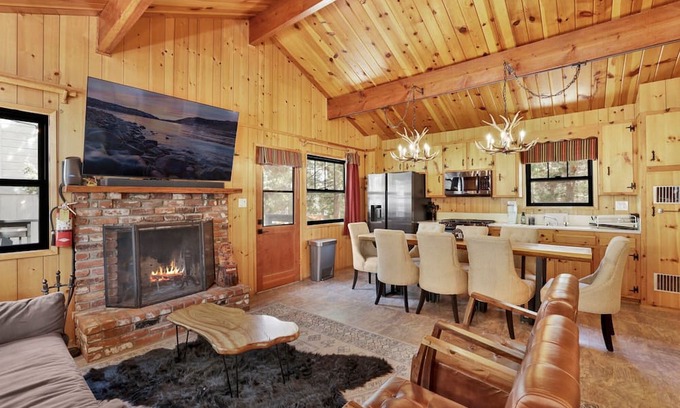 Big Bear Lake Cabin | Bruin Chalet Big Bear~ Cozy Single Level Retreat Cottage~