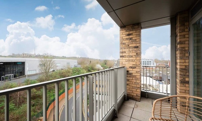 Haringey Apartment | Chic 2BR Flat in Greater London