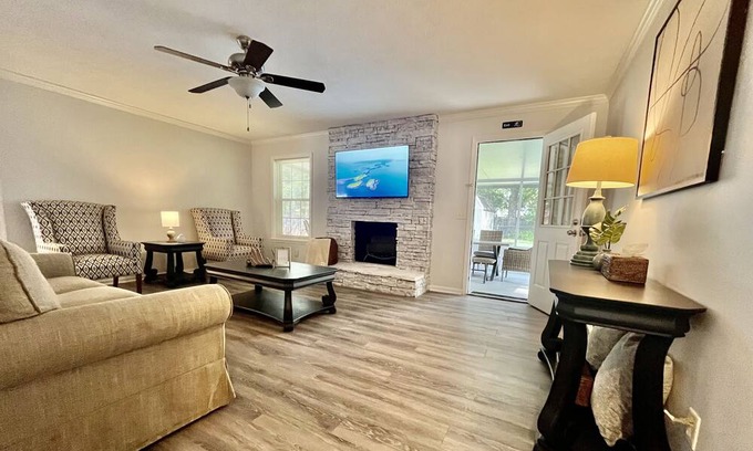 Country Club Estates House | Comfort Awaits! Monthly Stay Discount