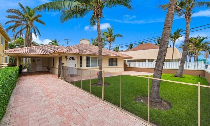 Birch Park Finger Streets House | Barefoot to Ocean. Accommodates 6 to 8. Walk to Shopping & Restaurants. Pool