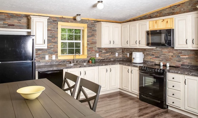 Ellsworth House | Thoughtful, well-equipped retreat with work desk & smart TVs - dog-friendly