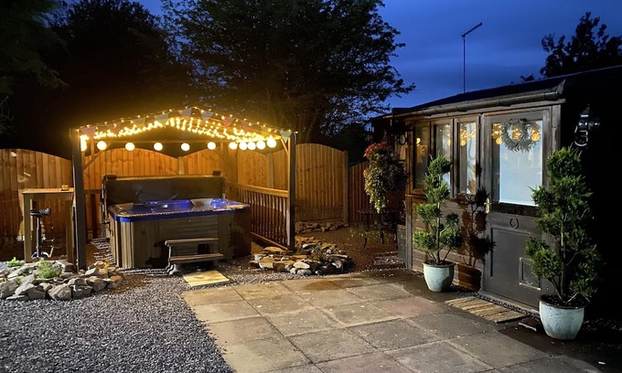 Bridgnorth Cottage | Little Orchard Stables is a Hot Tub getaway in beautiful Shropshire countryside