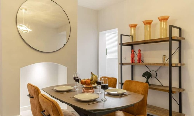 Coalville House | Sparkenhoe - Stunning home with garden & parking