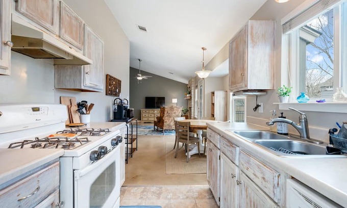 Buckingham Estates House | Bluebonnet Bliss – Home Sweet Home in South Austin! Family-Friendly Neighborhood