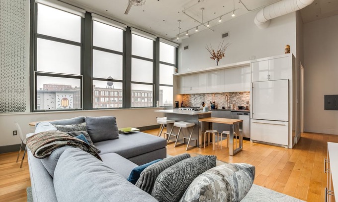 West Side Condo | Sleek, Modern Jersey City Condo: 4 Mi to NYC!