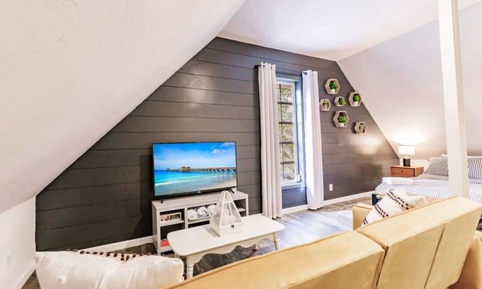 San Carlos Park Apartment | Beach, dining nearby, close to airports. Book now!