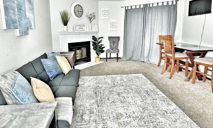 Tulsa Condo | Central Tulsa/ Jenks Condo with a Pool