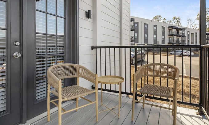 Homewood Apartment | Modern Apartment in Prime Location (ID1403X455)