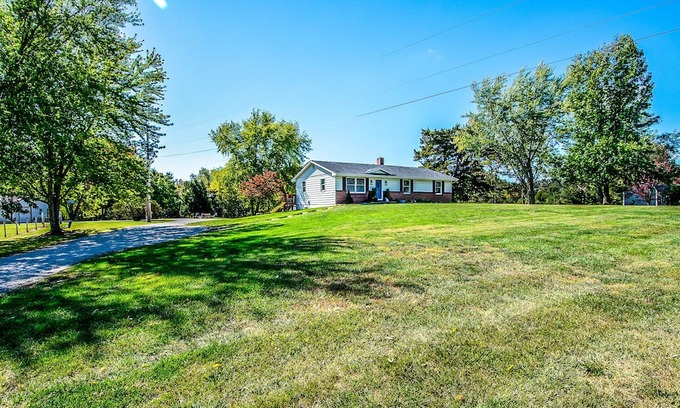 Holts Summit House | PLUSH FARMHOUSE Fresh Breakfast + Crackling Bonfire! 2-Separate Areas!
