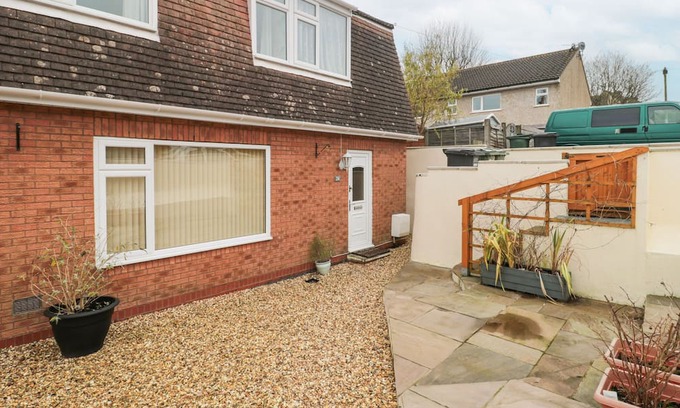 Portishead Cottage | 24 SEVERN ROAD, pet friendly, with hot tub in Portishead