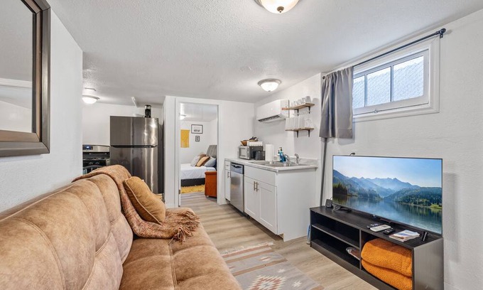Price Apartment | Hot Tub Haven+Pet+Laundry+ .4 to USU Eastern