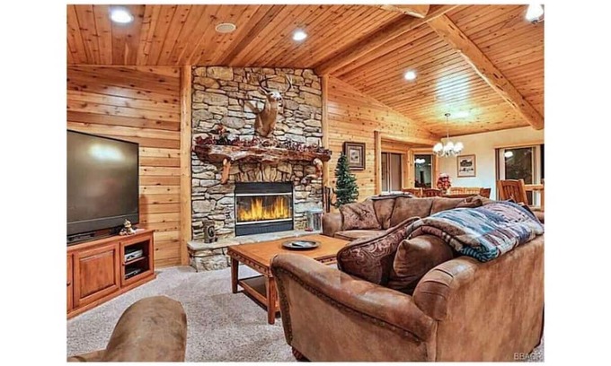 Castle Glen Estates Cabin | BearBrae - Lux LogHome + Hot Tub & Game Room
