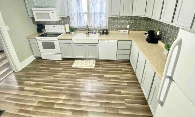Shelbyville House | Huge, 4 Bedrooms 10 min to Casino, 25 min to Indy!