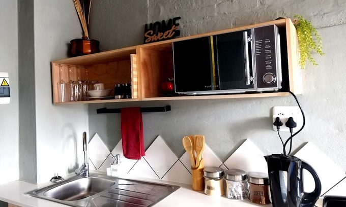 Downtown Johannesburg Apartment | Tranquil living: Cozy Apartment in Maboneng,steps away from Art, Cafes and Bars!