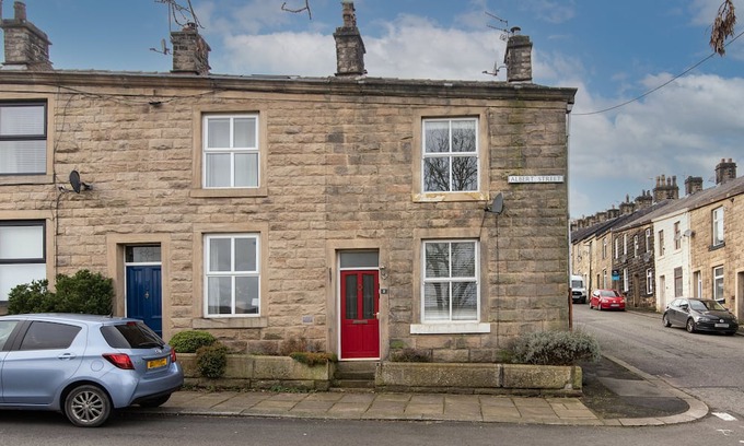 Stubbins House | Lovely 2-Bedroom Conveniently Close to Bury & Manchester