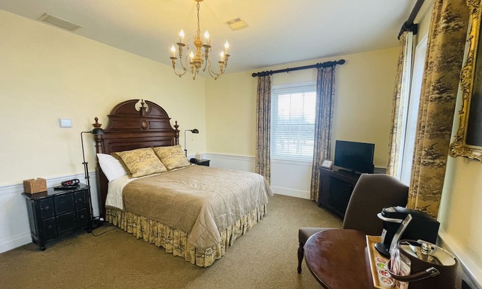Clemmons Apartment | Clemmons Room queen - Non- Smoking- No Pet