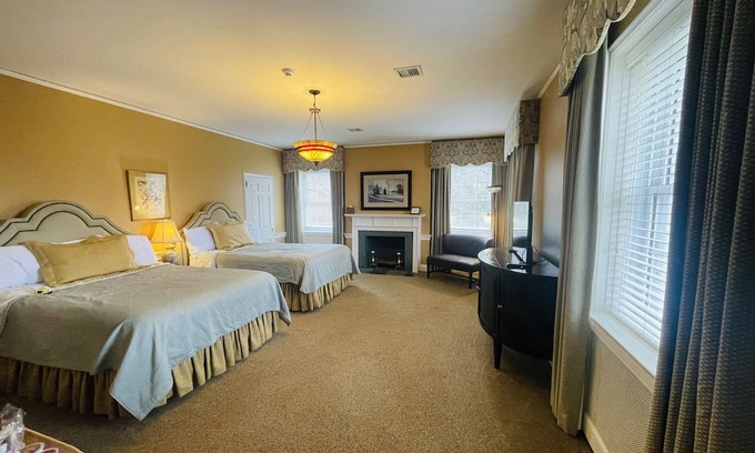 Clemmons Apartment | Lusting Room 2queen - Non- Smoking- No Pet