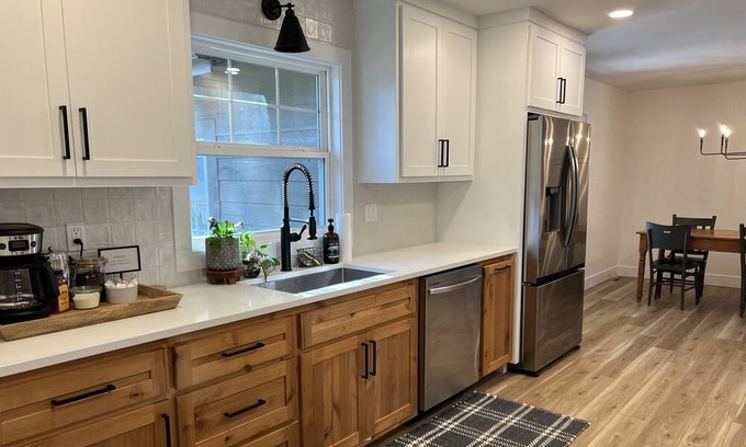Pittsburg House | Freshly renovated modern 4 bd+3 ba home just 2 miles from hospital and college!