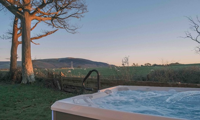 Millom Cottage | Hycemoorside House - Group Hot Tub Getaway