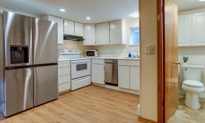 Seaview Apartment | Charming & Cozy Seattle Apartment w/ Fireplace!