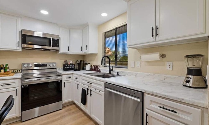 Palm Desert Apartment | Casa Amiga: Gated Community + Pool + Golf