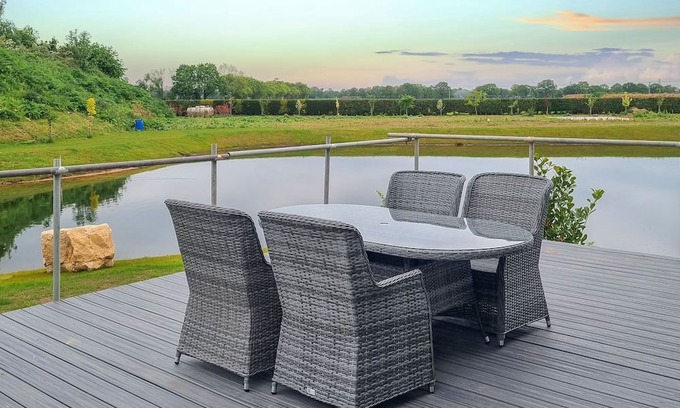 Sturton By Stow Cabin | 2 bedroom accommodation in Thorney, Nr Lincoln