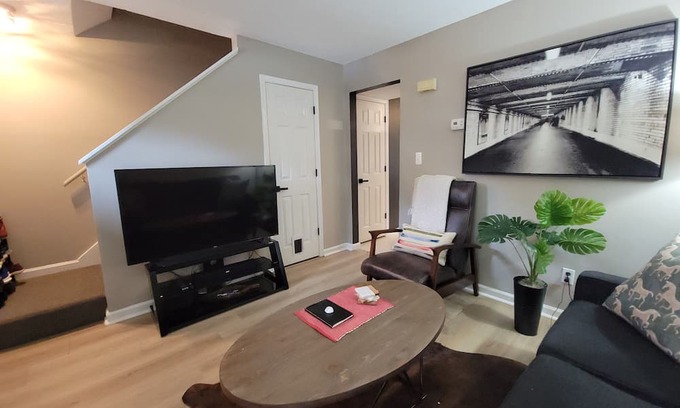 Lynchburg House | Timberlake Rd 7 mins to L.U. Terrific Townhome