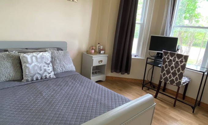 Trenton House | Scenic 2-Bedroom+Waterfront Home+FreeParking