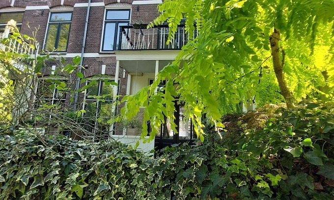 Park Merwestein en omgeving House | Historic townhouse with 5 bedrooms In Holland's oldest city center