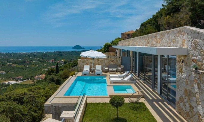 Pantokratoras Villa | Pietra Cave Suite with private pool