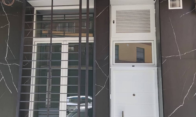 Ciudad Jardin Apartment | Centrally located, at street level and next to bus and train stations.