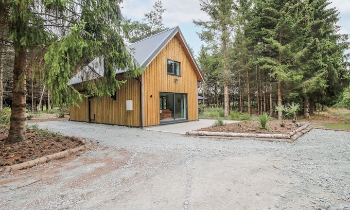 Bishops Castle House | THE BARN, luxury holiday cottage, with open fire in Bishop's Castle