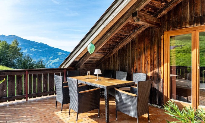 Hainzenberg House | Holiday Home 'A Nett’s Nest' with Mountain View, Shared Terrace and Wi-Fi