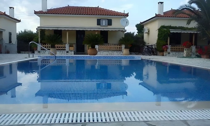 Paralio Astros Apartment | Apartment 'Maisonette with Private Patio 1' with Mountain View, Wi-Fi and Air Conditioning