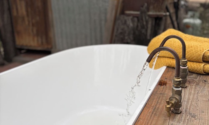 Moama Cabin | Romantic Off Grid Nature Stay for 2 with Outdoor Bath Only 5 minutes from Moama