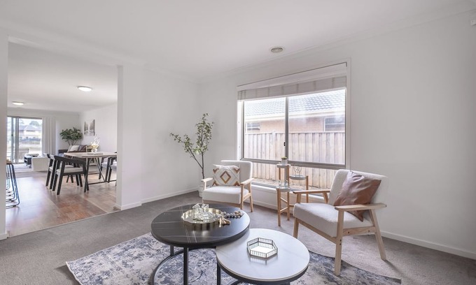 Sanctuary Lakes House | Lakeside view 4BR2BA house in Point Cook Parking