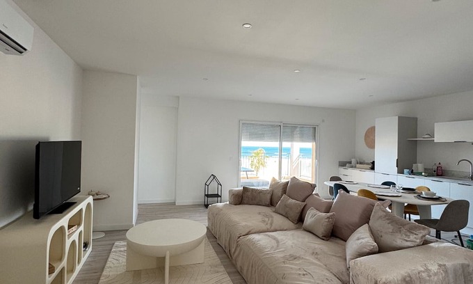 Port-la-Nouvelle House | Holiday Home 'Face À La Mer 2' with Private Terrace and Air Conditioning