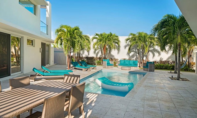 Jimmy Hill Villa | Luxury Pool Villa Steps Away From the Beach with Stunning Ocean Views