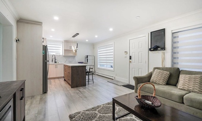 Surrey Newton Apartment | Charming studio in wonderful Surrey with AC
