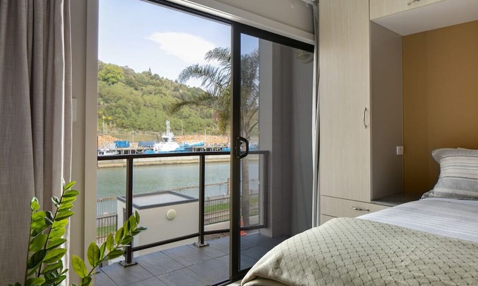 Gisborne Apartment | Studio Apartment 600m to CBD
