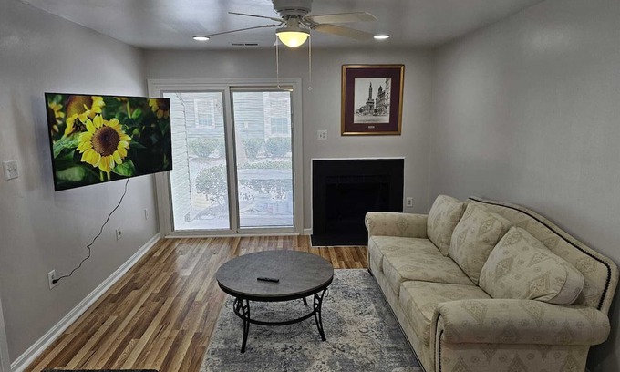 Mount Vernon Condo | Cozy 1-bedroom condo in wonderful Alexandria with WiFi, AC, Free Parking