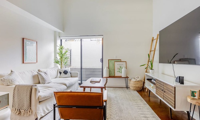 East Hollywood Apartment | Blueground | East Hollywood, pool, nr Griffith Park