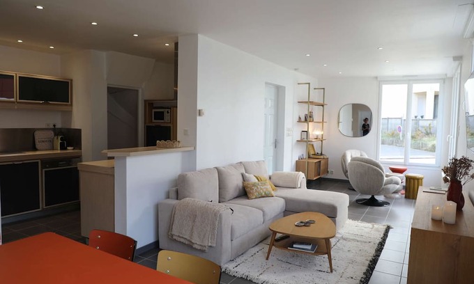 Ault Apartment | Billie Blue, sea view in town center, Ault, with cinema room