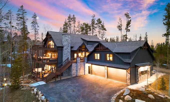 Elk Court Cabins House | Winterhaven Estate by AvantStay | Sleeps 19 Guests | Views, Firepit, Hot Tub