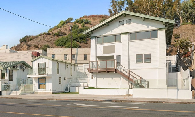 Santa Monica Canyon Apartment | Pacific Coast - Oceanfront Living 115