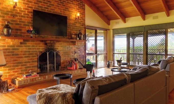 Yarra Glen House | Classic Farmhouse Vineyard Yarra Valley