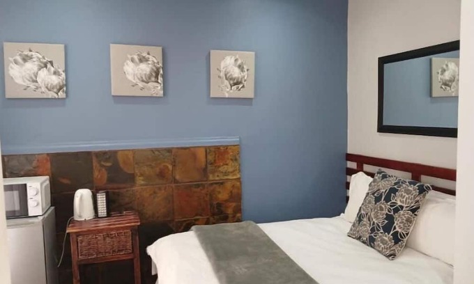 Fichardt Park Apartment | Orchard Guesthouse Budget Double Room